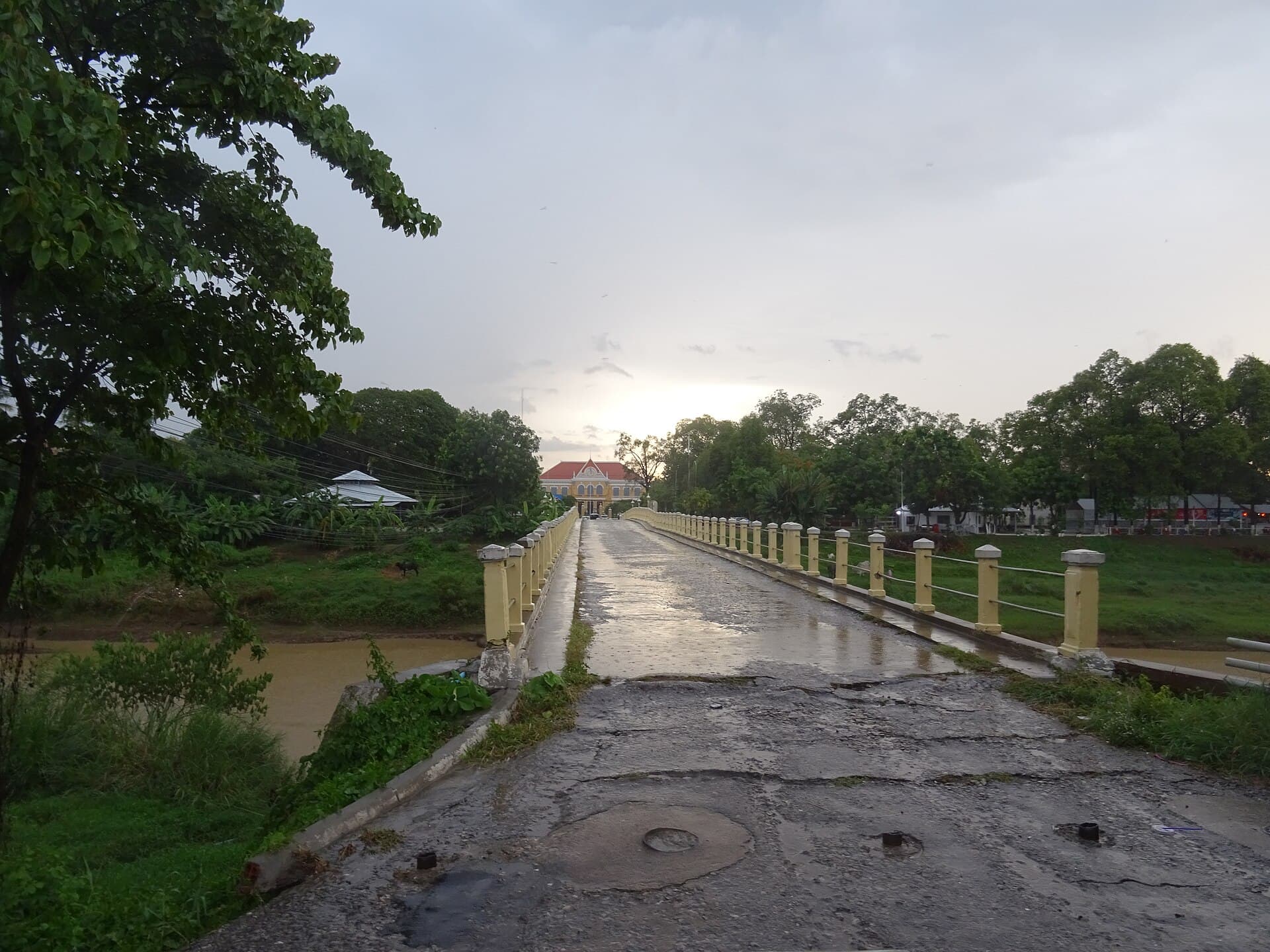 The colonial-era bridge Spean Thmor Chas and Battambang City Hall