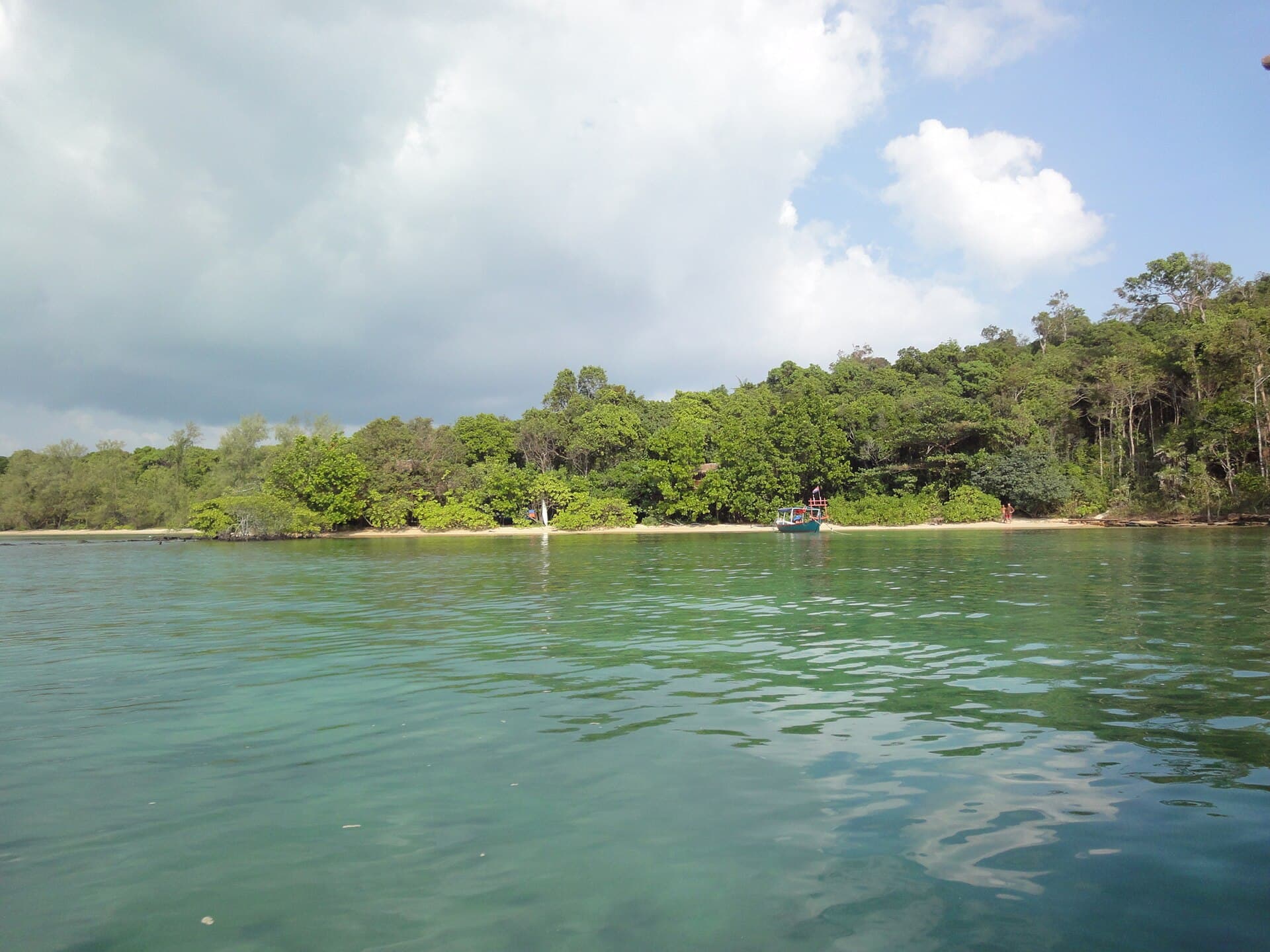 Tree houses on the beach at the edge of the jungle, Koh Ta Kiev