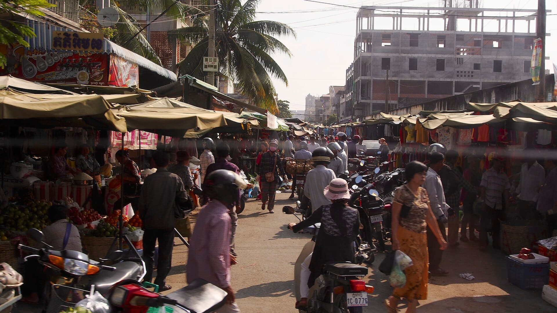 Street stalls in the Russian Market (Phsar Toul Tom Poung) area