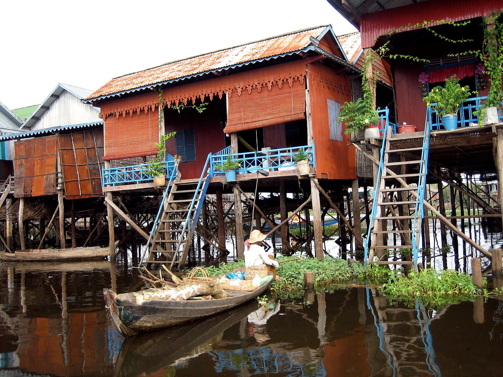Stilt houses and a boat at Kampong Phluk on Tonlé Sap